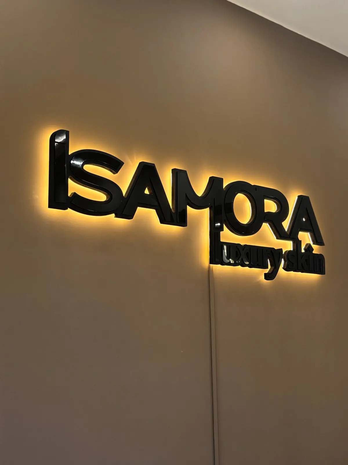 Logo luminoso de ISAMORA en la cabina